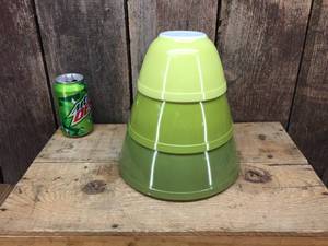 lot 180 image: Vintage Pyrex 3 Nesting Bowls - Green