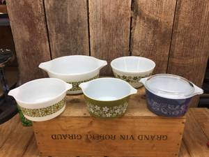 lot 181 image: Vintage 5 Pyrex Bowls - Nice