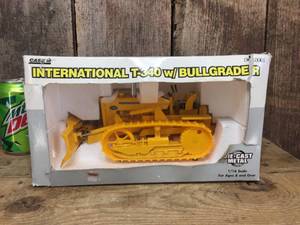lot 182 image: ERTL Case International T-340 Bullgrader 116