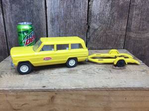 lot 185 image: Vintage Tonka Yellow Suburban with Trailer