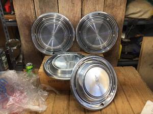 lot 191 image: Set of 4 Vintage Oldsmobile Hubcaps 60s-70s