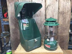 lot 194 image: Vintage Coleman 220F Lantern with Clamshell CaseMantles