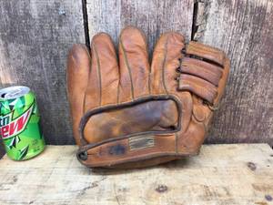 lot 221 image: Rare - Early - Antique Nokona Baseball Glove Wow