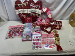 LL. Lot of Valetines and D�cor