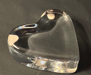 lot 41 image: Baccarat Heart Shaped Paperweight