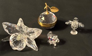 lot 145 image: Assorted Collectible Crystal Figurines