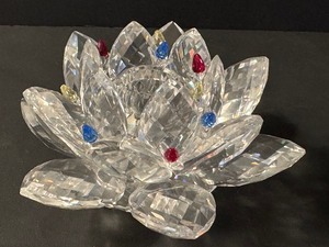 lot 111 image: Crystal Swarovski Candle Holder with Mini Crystal Tulip Figurines