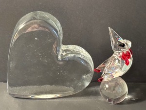 lot 109 image: Heart Shaped Paperweight and Crystal Bird Figurine