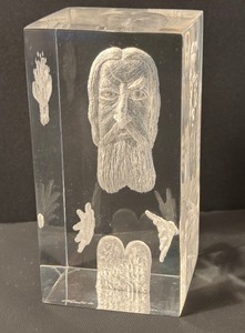 lot 104 image: Acrylic Block Rabbi Jewish Star Torah Paperweight