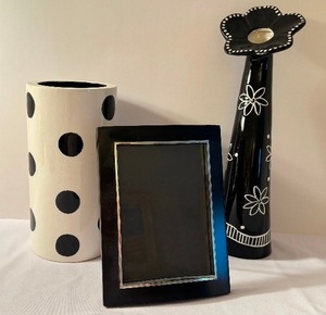 lot 54 image: Stylish Black and White Home Decor Items