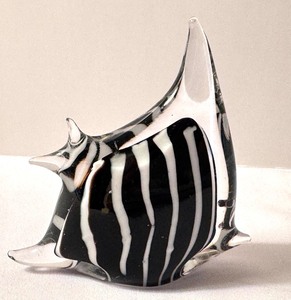 lot 53 image: Decorative Art Glass Black and White Fish Figurine