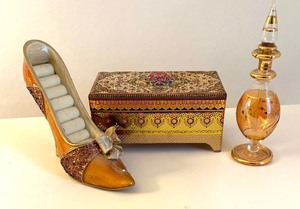 lot 21 image: Pyrography Wooden Trinket Box, Vintage Glass Dauber Bottle and Shoe Figurine Jewelry Holder