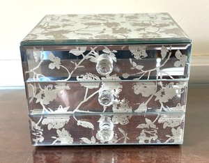 lot 78 image: Tahari Home Mirrored Jewelry Box