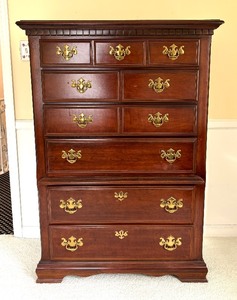lot 34 image: Distinctive Vintage Six Drawer Dresser