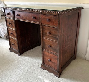 lot 87 image: Beautiful Vintage Pedestal Desk
