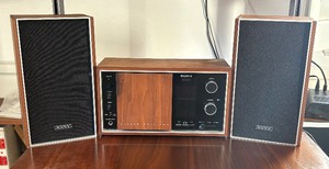 lot 206 image: Vintage Sony AMFM Stereo Receiver with Speakers