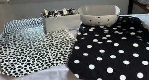 lot 251 image: Black and White Placemats, Bowl and Napkin Rings