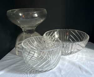 lot 252 image: Four Fine Glass Serving Bowls