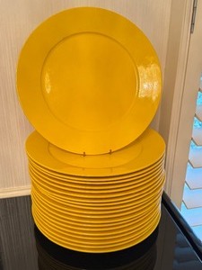 lot 262 image: Set 20 Bright Yellow Charges by Arita