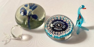 lot 270 image: Vintage Art Glass Paperweights and Figurines