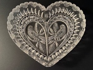 lot 225 image: Hofbauer Byrdes Crystal Large Heart Shape Candy  Serving Dish