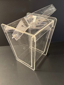 lot 226 image: Vintage Mid Century Lucite Ice Bucket