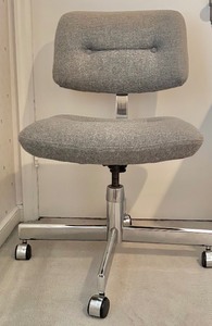 lot 372 image: Office Adjustable Chair Upholstered Gray with White Flecks and Rollers