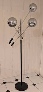 lot 13 image: Vintage Orbiting Chrome Floor Lamp by Gabberts