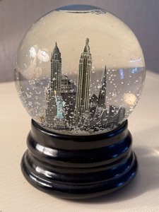 lot 197M image: New York City Snow Musical Globe