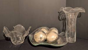 lot 291 image: Decorative Glass Bowls and Vase