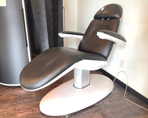 lot 92 image: Power Adjustable Med Spa Chair