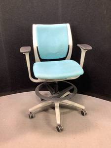 lot 120 image: HON Purpose Chair