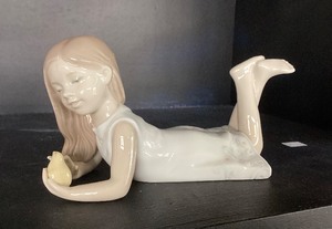 lot 67 image: Lladro Sweet Chicks Figurine