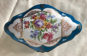 lot 117 image: French Porcelain Dresser Box