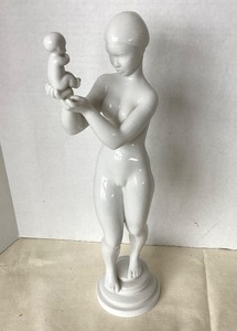lot 114 image: Bing & Grondahl Porcelain Figurine