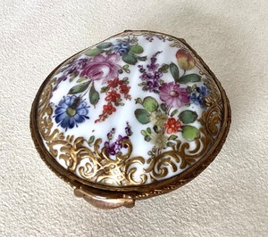 lot 116 image: Antique Meissen () Porcelain Clamshell Box
