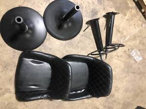 Glitzhome 32.75 in. H Mid-Century Modern Black Metal Quilted Leatherette Gaslift Adjustable Swivel Bar Stool (Set of 2) Missing Pieces     Customer Returns See Pictures