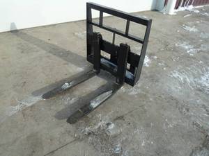 lot 83 image: Wolverine Mini Skid Steer  Pallet Forks  30