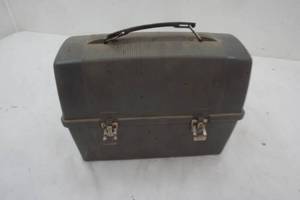 lot 95 image: vintage Thermos lunchbox. grey color