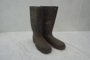 lot 110 image: Mens size 11 rubber boots. Servus by Honeywell