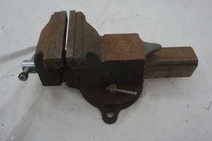lot 135 image: Bench vise