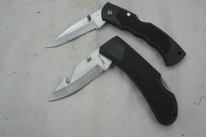 lot 176 image: Pine Ridge runner and other pocket knife