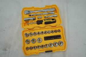 lot 209 image: DeWalt ratchet set