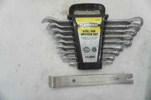 lot 309 image: 9 PC wrench set and small pry bar
