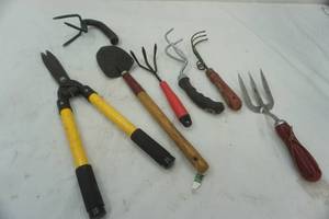 lot 335 image: Garden tools