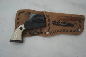 lot 3 image: Toy Cap gun and case