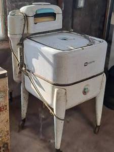 lot 14 image: Vintage Maytag Model J2L Wash Tub