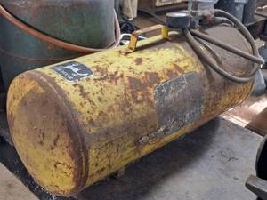 lot 33 image: John Deere Portable Air Tank