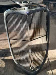 lot 39 image: Vintage 1930s Ford Grill