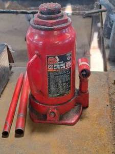 lot 45 image: Torin Big Red Jacks 20-Ton Hydraulic Bottle Jack
